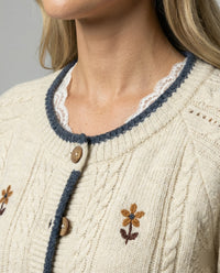 Damen weichfallender Kurz-Strickcardigan mit Puffärmeln, floraler Stickapplikation, Holzknopfleiste und Spitzenbund Friday