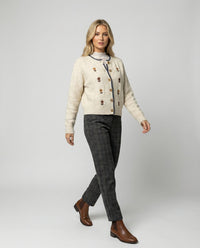 Damen weichfallender Kurz-Strickcardigan mit Puffärmeln, floraler Stickapplikation, Holzknopfleiste und Spitzenbund Friday
