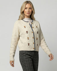 Damen weichfallender Kurz-Strickcardigan mit Puffärmeln, floraler Stickapplikation, Holzknopfleiste und Spitzenbund Friday