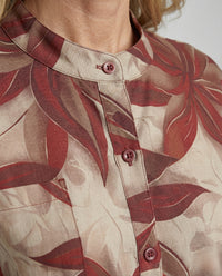 Kurzärmelige Bluse mit Stehkragen, durchgehender Knopfleiste, Taillenzug und großem Blattmotiv Friday