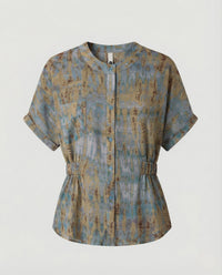 Kurzärmelige Bluse mit Stehkragen, durchgehender Knopfleiste, Taillenzug und großem Blattmotiv Friday Blau