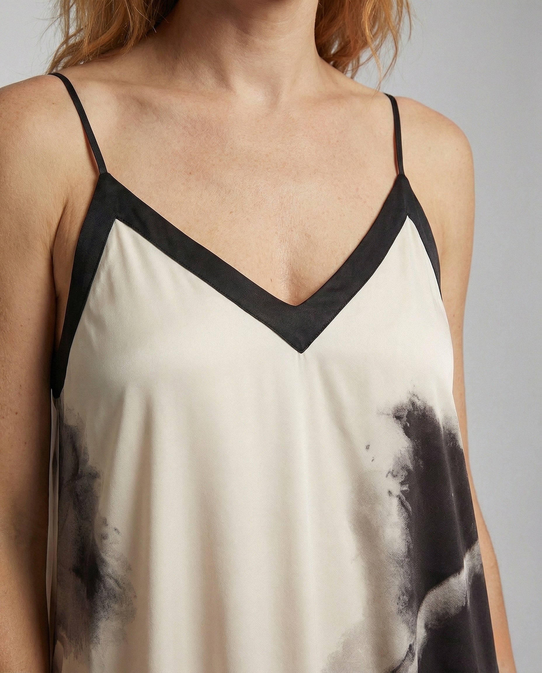 Damen Slipkleid mit V-Rücken und Aquarellprint