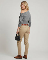 Taillierter Damen Strickpullover mit schräger Schulter in modernem Design